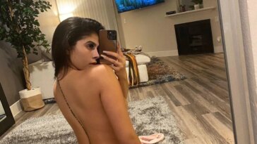 Amanda Trivizas Nude Mirror Selfies Set Onlyfans Leaked